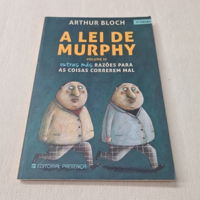 Capa de livro azul escura com título e ilustração de duas figuras humanas