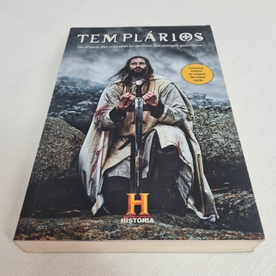 Capa do livro TEMPLÁRIOS com homem medieval sentado segurando espada