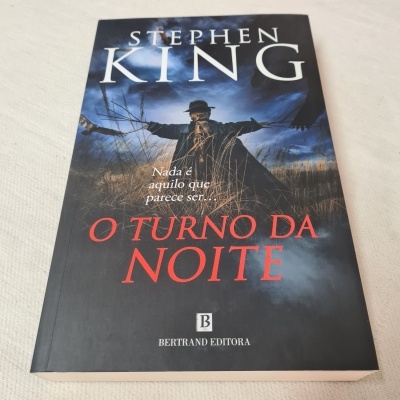 Capa de livro O Turno da Noite de Stephen King com espantalho