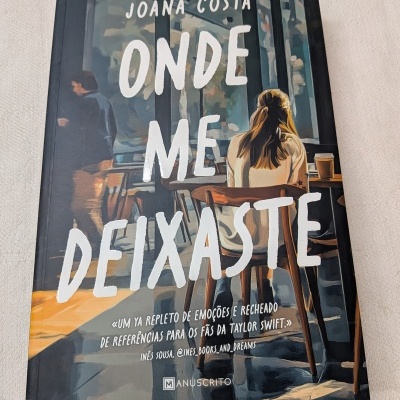Capa do livro Onde Me Deixaste de Joana Costa com ilustração de mulher num café