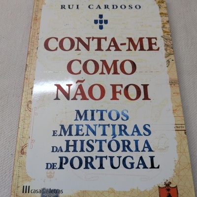 Capa de livro com texto em português e mapa antigo de fundo
