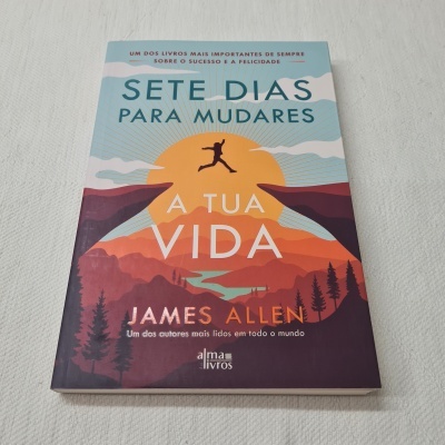 Capa de livro com ilustração de paisagem montanhosa e texto em azul, branco e laranja