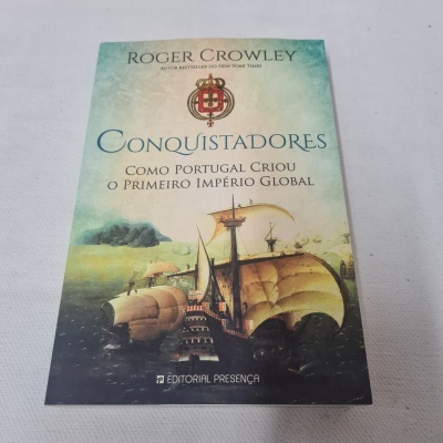Capa de livro com navios antigos e texto em português