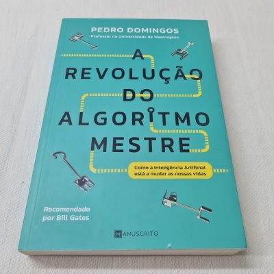 Livro 'A Revolução do Algoritmo Mestre' com capa azul e texto em várias cores