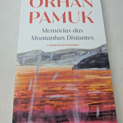 Capa de livro de capa mole com título em português e design colorido
