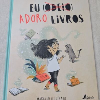 Capa de livro infantil com ilustração de criança e gato junto a livros flutuantes.