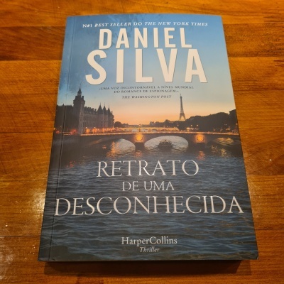 Capa de livro com título Retrato de uma Desconhecida e nome do autor Daniel Silva