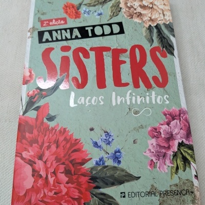 Capa do livro Sisters Laços Infinitos com flores coloridas