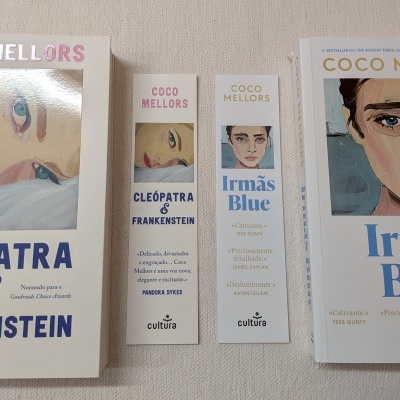 Dois livros e dois marcadores de página com capas ilustradas de rostos femininos e texto em português