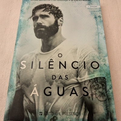 Capa de livro com homem de t-shirt molhada e título SILÊNCIO DAS ÁGUAS