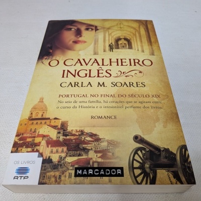 Capa do livro 'O CAVALEIRO INGLÊS' de Carla M. Soares com imagens e etiquetas