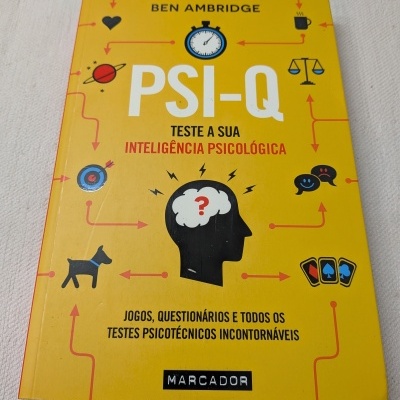 Capa amarela do livro PSI-Q com texto e ilustrações coloridas