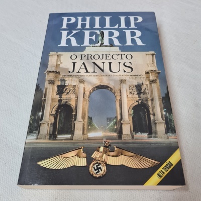 Capa de livro O PROJECTO JANUS de Philip Kerr com arco e águia dourada com suástica