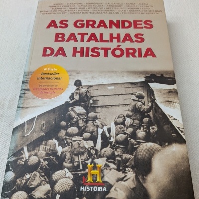 Capa de livro com soldados em barco e título sobre batalhas históricas