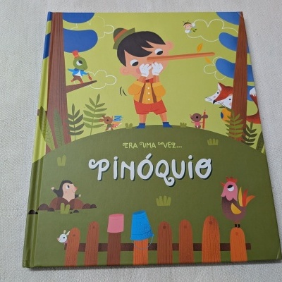 Capa de livro infantil Pinóquio com ilustração colorida e título em português