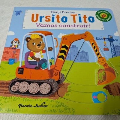 Capa do livro infantil Ursito Tito Vamos construir! com urso e escavadora laranja.
