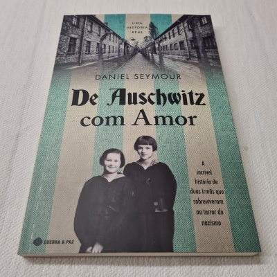 Capa do livro 'De Auschwitz com Amor' com fotografia a preto e branco de duas meninas e prisão ao fundo.