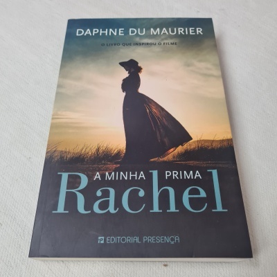 Capa do livro 'A Minha Prima Rachel' com silhueta de mulher ao pôr do sol