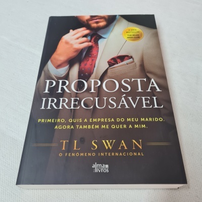Capa de livro 'Proposta Irrecusável' mostrando homem de fato bege e texto promocional.