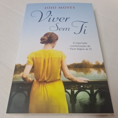 Capa do livro 'Viver Sem Ti' de Jojo Moyes com mulher de vestido amarelo de costas