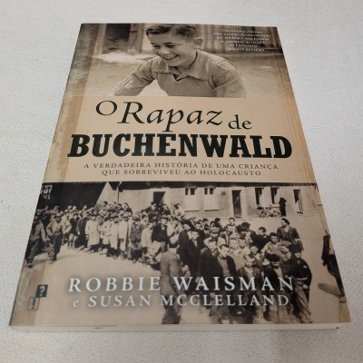 Capa do livro O Rapaz de Buchenwald com fotografias em preto e branco e texto explicativo.