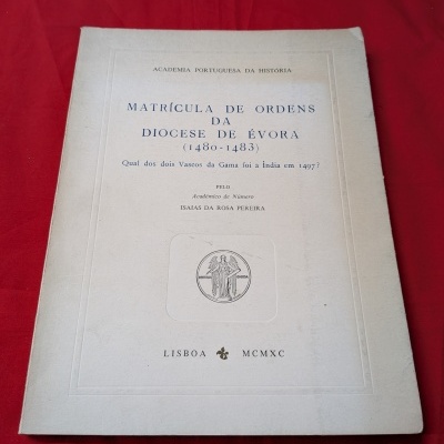 Livro sobre a Diocese de Évora com texto na capa em fundo branco