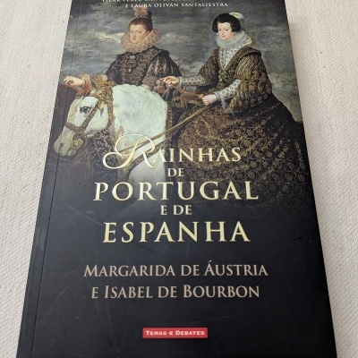 Capa de livro com retrato histórico e título em dourado