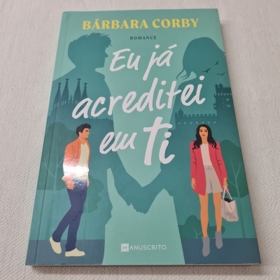 Capa de livro 'Eu já acreditei em ti' com ilustrações de homem e mulher de mãos dadas