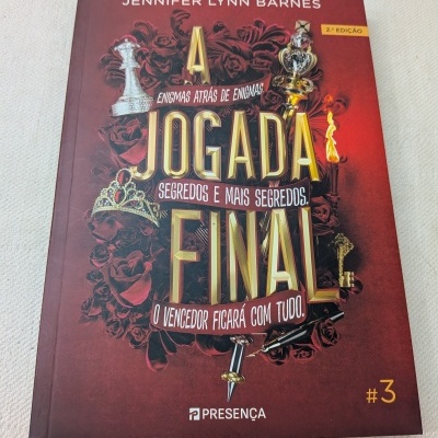 Capa de livro vermelha com coroas, rosas e texto A JOGADA FINAL de Jennifer Lynn Barnes