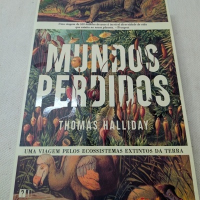 Capa do livro Mundos Perdidos com ilustrações de animais extintos e texto em português.