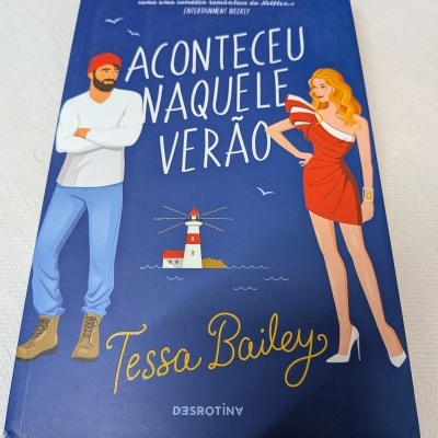 Capa de livro azul com ilustrações de homem e mulher e texto Aconteceu Naquele Verão