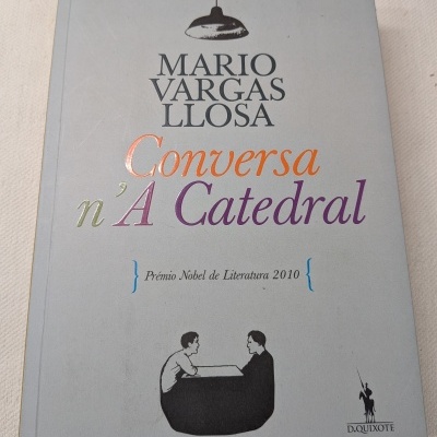 Livro Cinzento Conversa nA Catedral de Mario Vargas Llosa com ilustrações pretas na capa