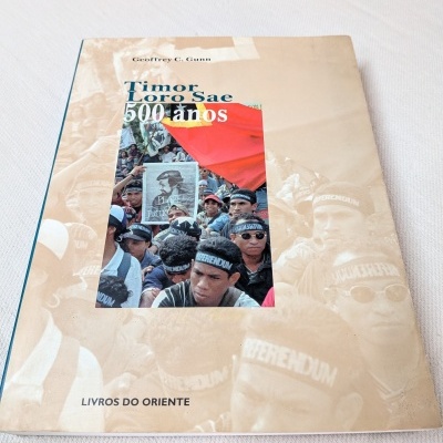 Livro sobre Timor Loro Sae com foto de manifestantes e bandeira vermelha na capa