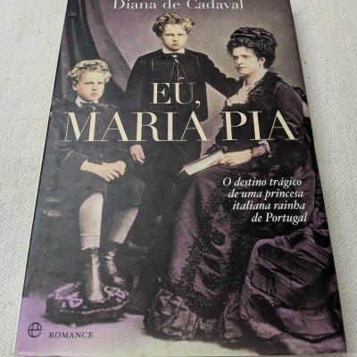 Capa de livro com fotografia antiga e texto em português