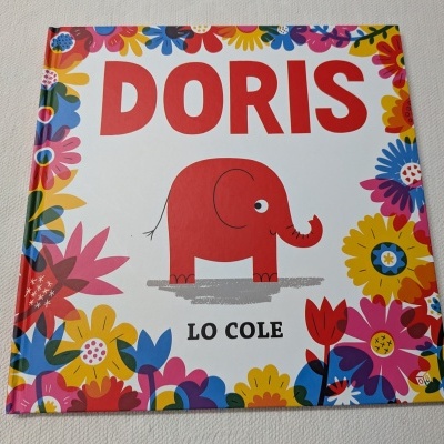 Capa de livro infantil com elefante vermelho e flores coloridas