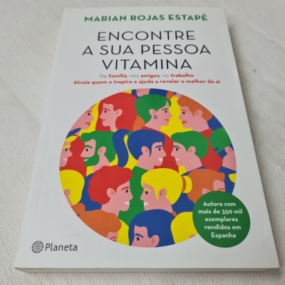 Livro 'Encontre a sua pessoa vitamina' com ilustração colorida na capa sobre fundo branco