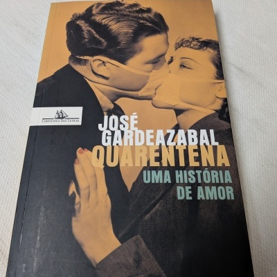 Capa de livro com casal a usar máscaras a beijar-se