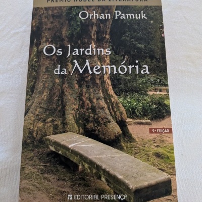 Capa do livro Os Jardins da Memória de Orhan Pamuk com imagem de árvore e banco de pedra.