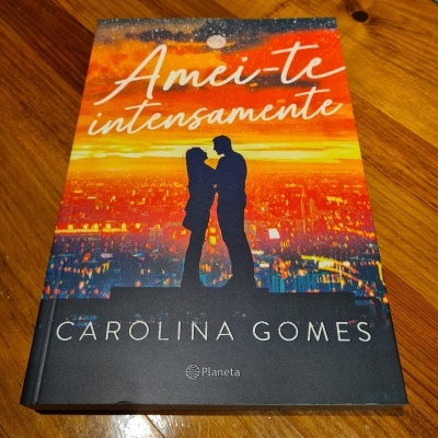 Capa de livro 'Amei-te intensamente' de Carolina Gomes com casal ao pôr do sol