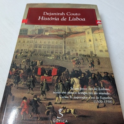 Livro História de Lisboa com capa ilustrada em tons castanhos e texto em branco.