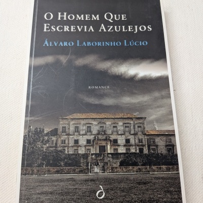 Capa de livro O Homem Que Escrevia Azulejos de Álvaro Laborinho Lúcio
