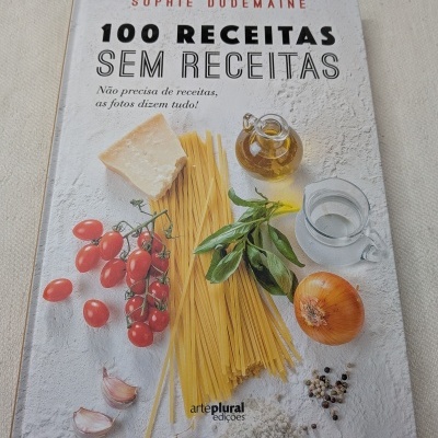Capa de livro com título 100 RECEITAS SEM RECEITAS e ingredientes culinários visíveis