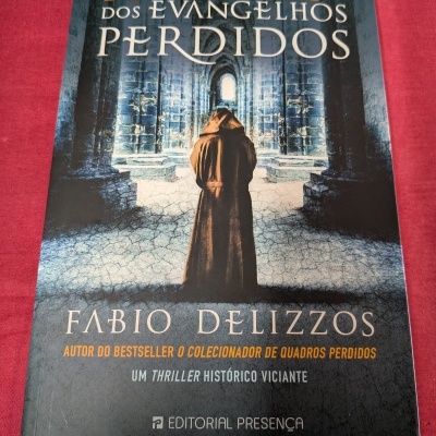 Capa do livro A Catedral dos Evangelhos Perdidos com figura de capuz numa catedral