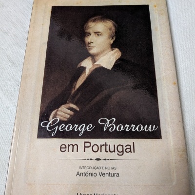 Capa de livro George Borrow em Portugal com retrato sépia de homem jovem