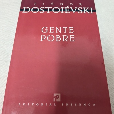 Capa de livro vermelho GENTE POBRE de Fiódor Dostoiévski