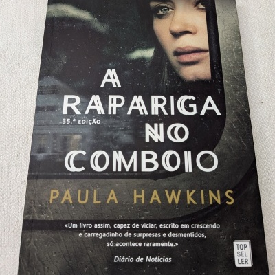Capa do livro A Rapariga no Comboio com rosto feminino e texto