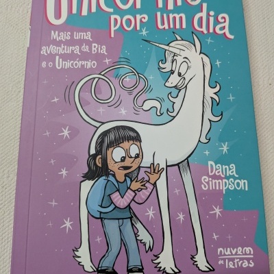 Capa de livro infantis com unicórnio e menina desenhados