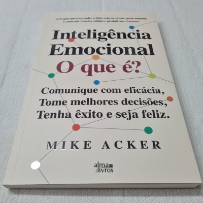 Livro 'Inteligência Emocional O que é?' de Mike Acker com capa branca e texto colorido.