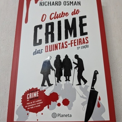 Capa do livro O Clube do Crime das Quintas-Feiras com design em vermelho, branco e preto