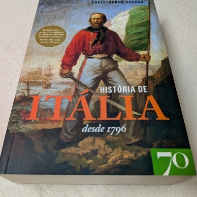 Livro História de Itália desde 1796 com capa ilustrada e textos em destaque